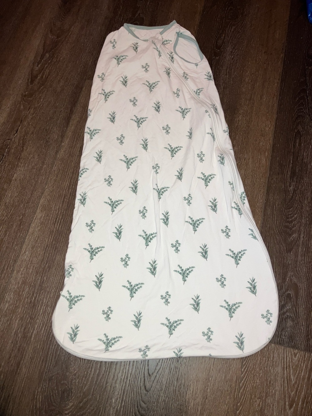 Kyte BABY White Sleep Sack with Green Leaf Print Sz M